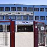Il Marco Polo, istituto tecnico economico e linguistico  tanto blu che i residenti lo chiamano la �scuola dei puffi�